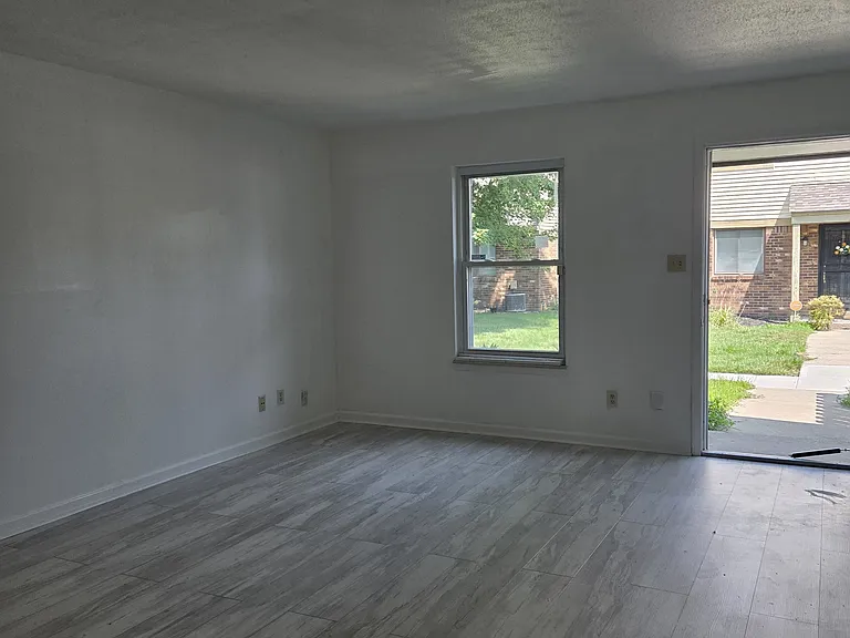 5946 Deerwood Ct — Photo 7