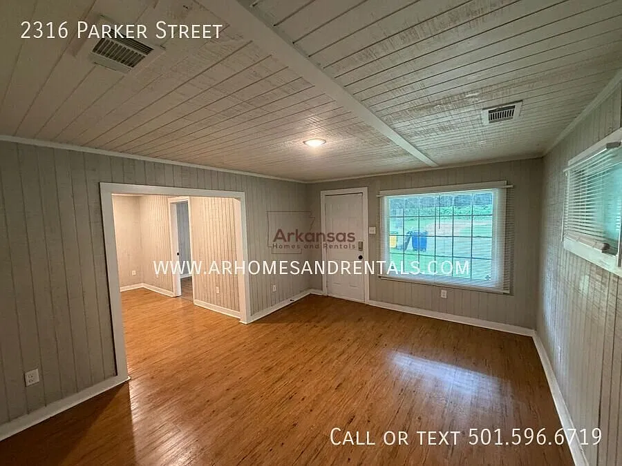 * 1/2 Off First Month's Rent * 2316 Parker Street 4 Bedrooms | 1 Bathroom — Photo 2