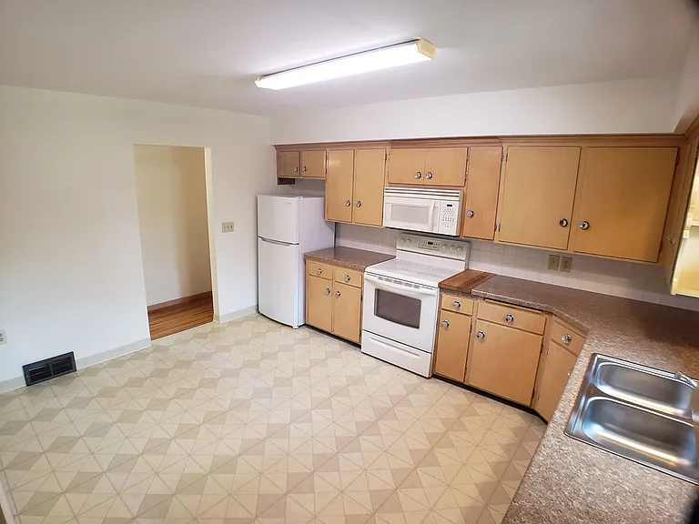 703 E Academy St — Photo 6