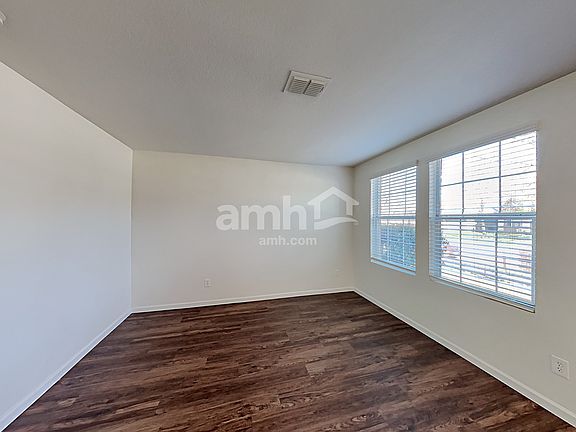 5th image of 915 Silver Sage Dr