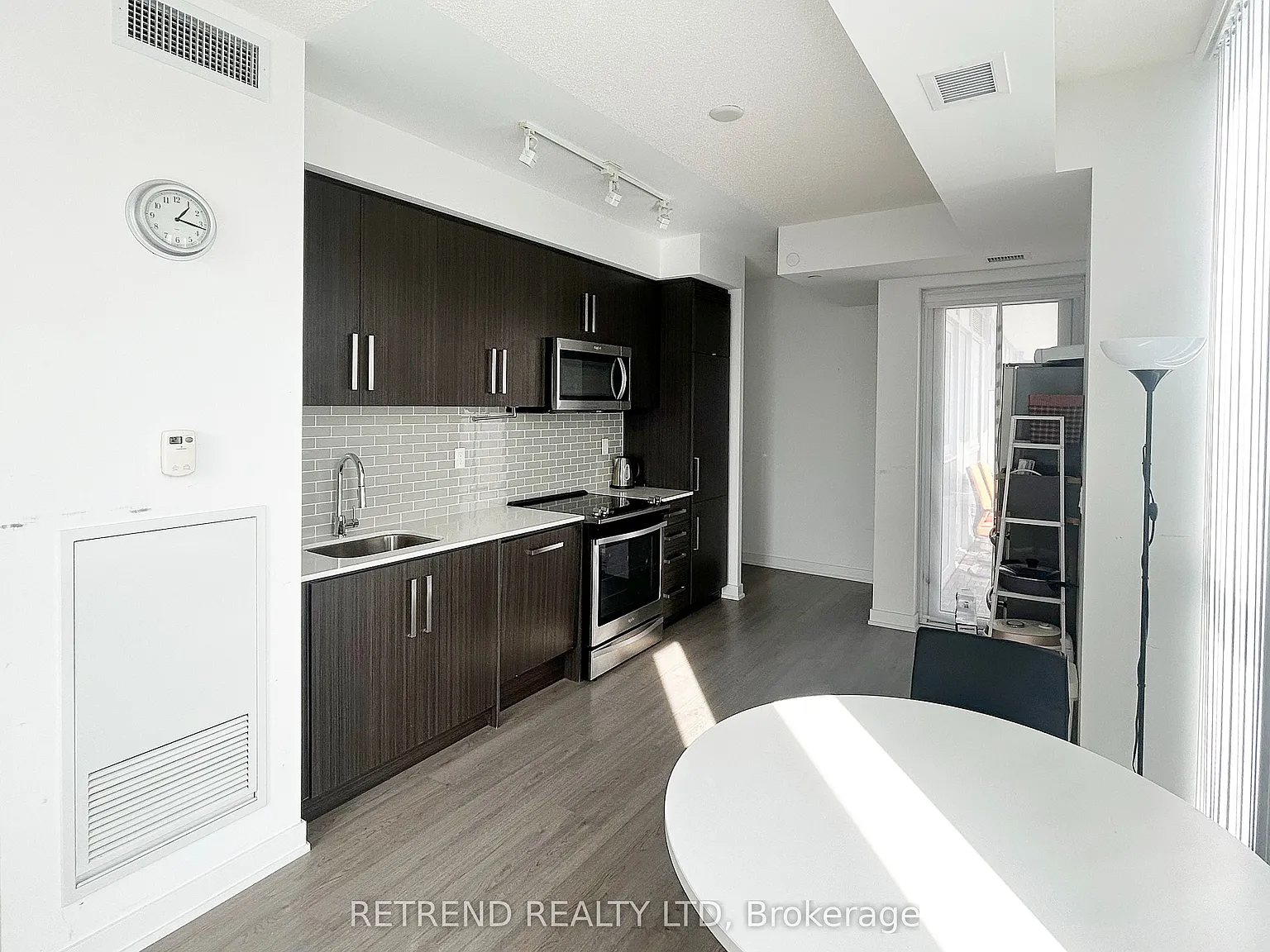 Becon Condo — Photo 3