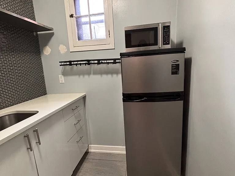 490 Gilmour St #2 — Photo 11