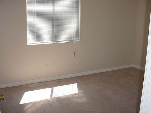 4th image of 565 Elaine Ave