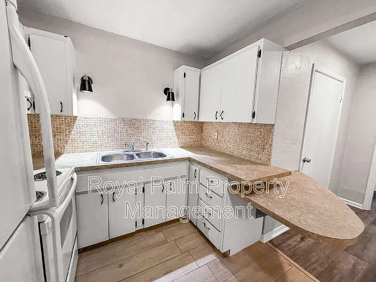 3744 Estelle Ave — Photo 13