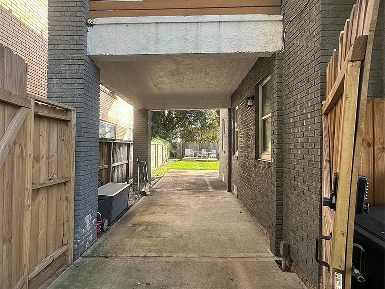 2108 Berry St — Photo 2