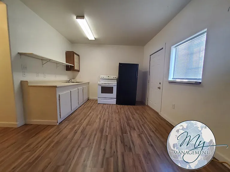 Beautiful location right on the river and adjacent to the City Park — Photo 27