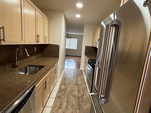 4th image of 220 Outlook Ave #1