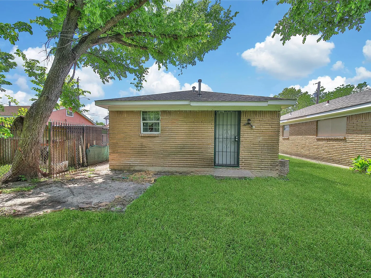 2 bed, 1.0 bath, 777 sqft, $1,095 — Photo 3