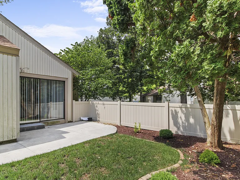 2304 Melrose Dr — Photo 10