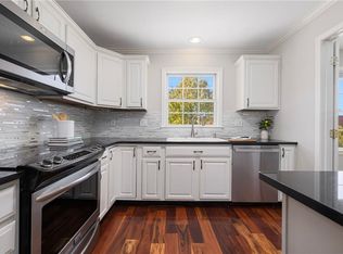 231 Maple Ave APT 204, Newport, RI 02840