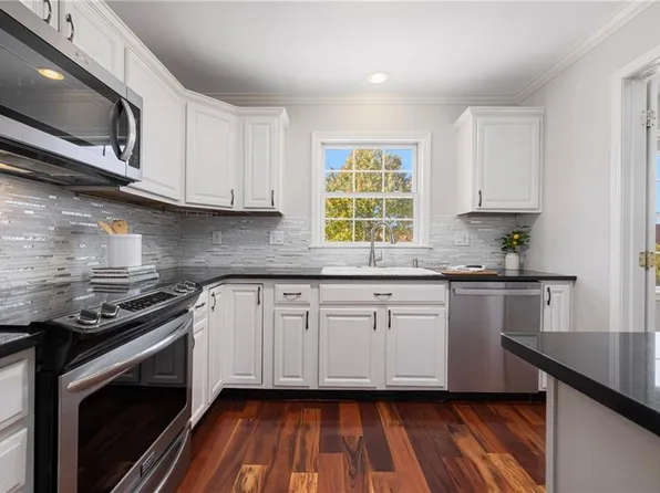 231 Maple Ave APT 204, Newport, RI 02840