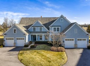 563 Greenway Dr, Lake Forest, IL 60045