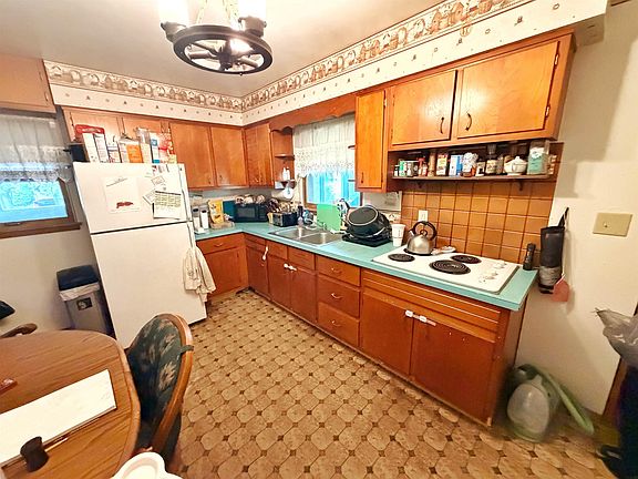 3rd image of 250 Oak Dr