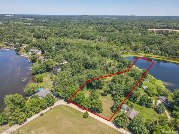 454 East Rd, Holly, MI 48442