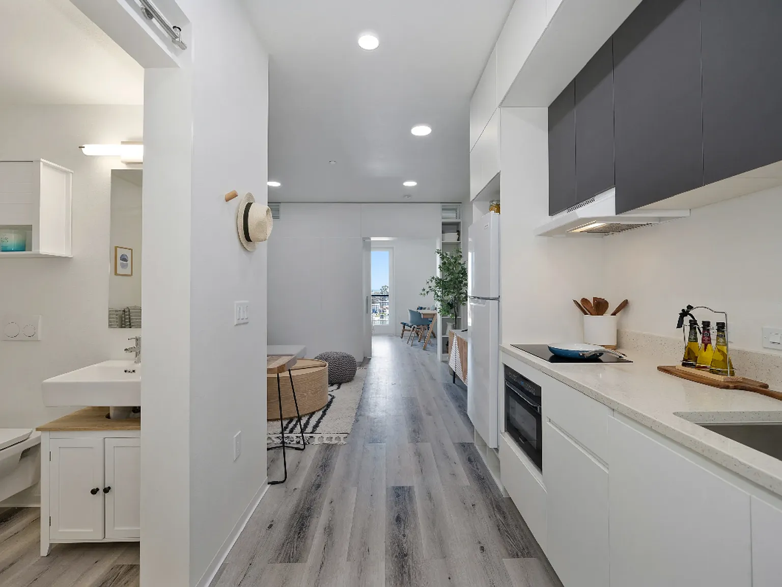 8 WEEKS FREE ON A 14 MONTH LEASE + $1,000 LOOK N LEASE SPECIAL — Photo 2