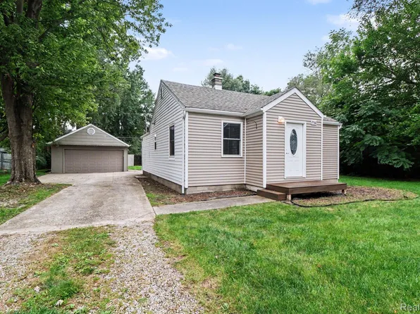 2566 Lee Ave, Shelby Township, MI 48317