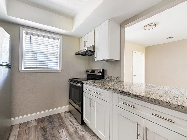 Palm Cove Apartments — Photo 6