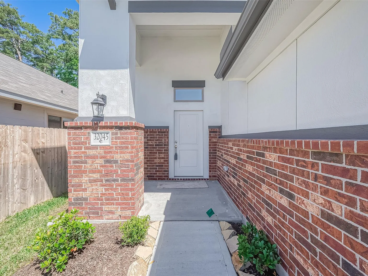 3 bed, 2.0 bath, 1461 sqft, $2,300 — Photo 2