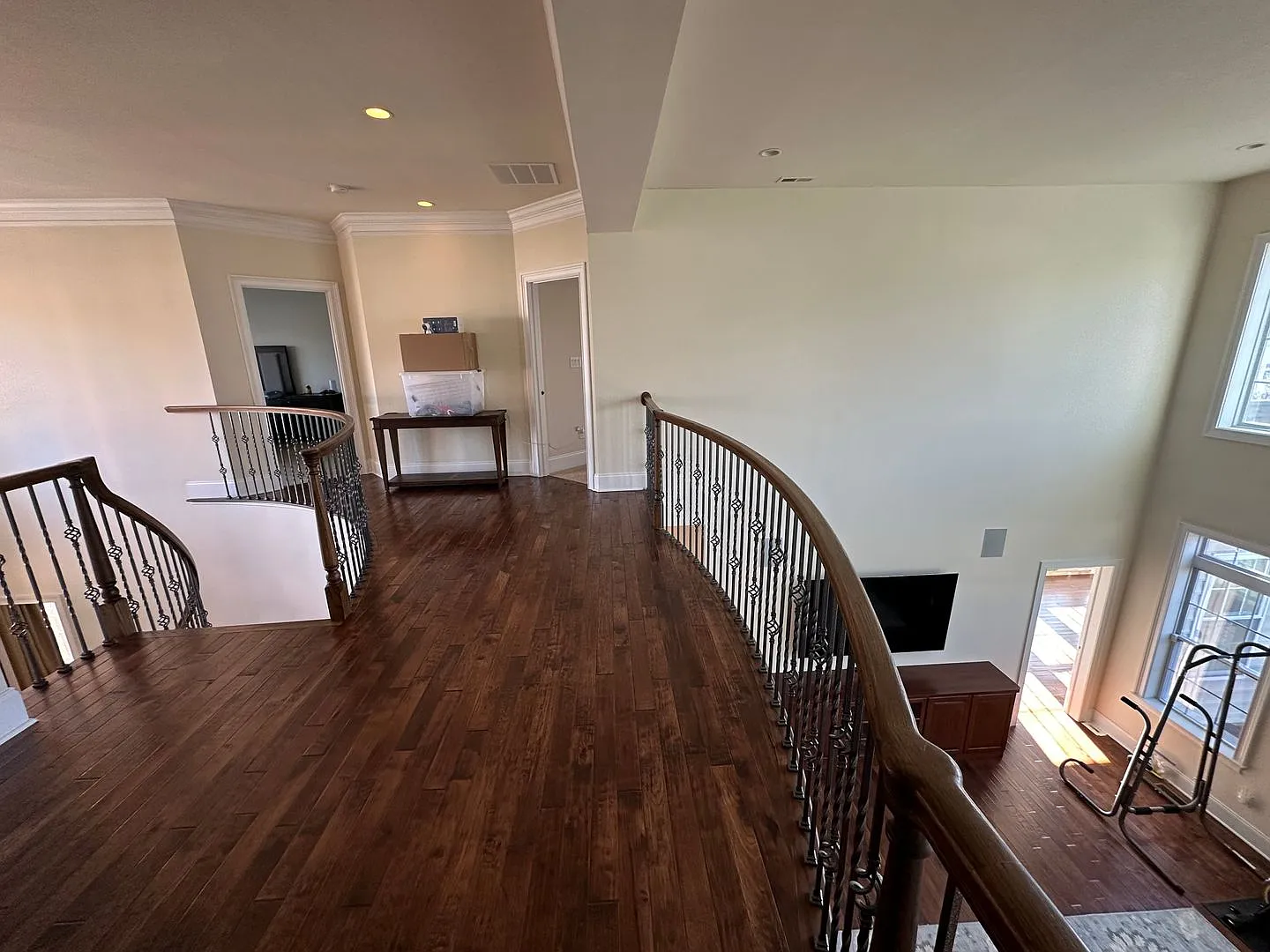Febulous 4B3.5B House with Furniture available Dec in Greenville — Photo 4