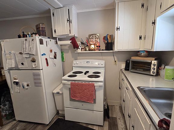 5th image of 70 Davis St