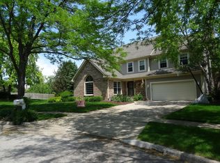 345 Old Wood Ct, Vernon Hills, IL