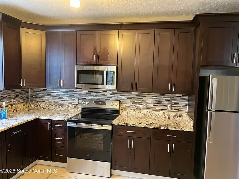 810 Benton Dr — Photo 6