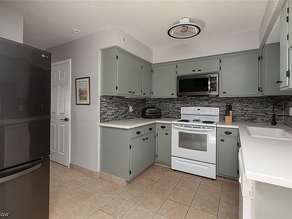 2nd image of 6 Meadowlawn Dr Unit 18