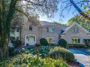 11 White Pine Ln, Setauket, NY 11733