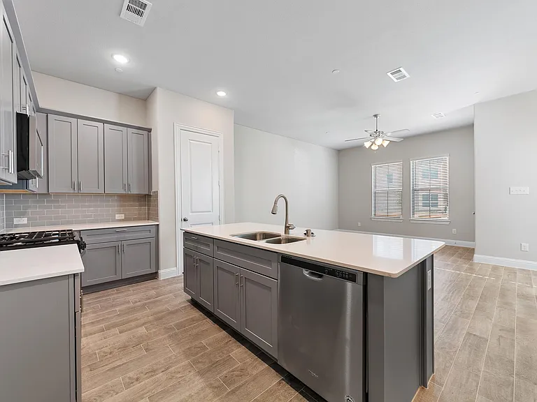 4267 Shavano Dr — Photo 5