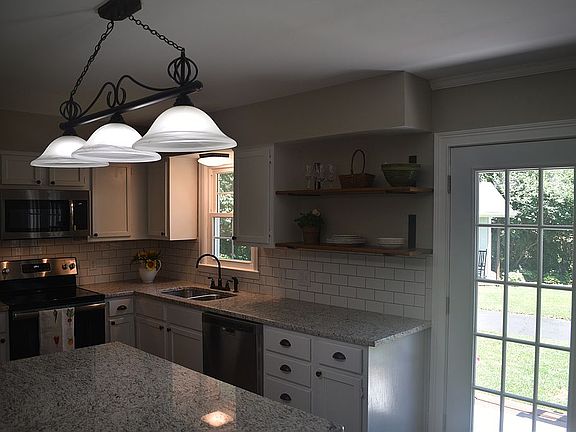5th image of 1009 Claiborne Way