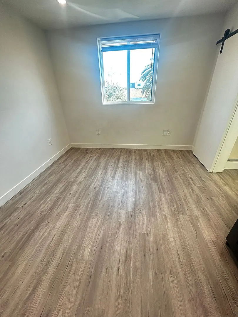 Private Bedroom w Personal Bathroom & Shower, shared student-oriented space — Photo 4