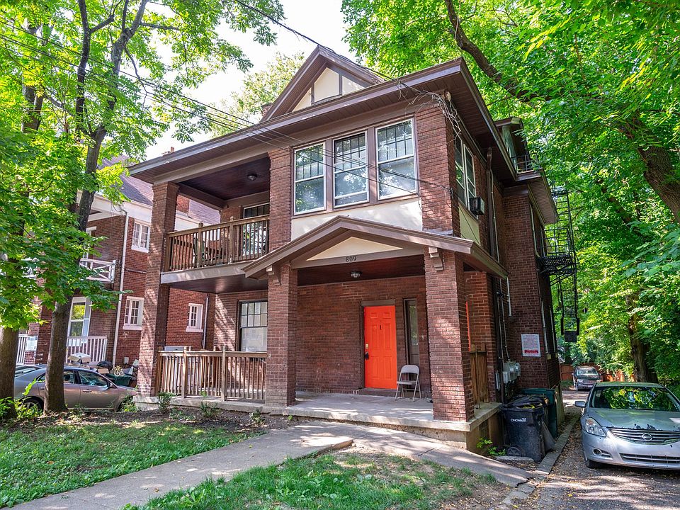 Three unit building with privacy and outdoor space