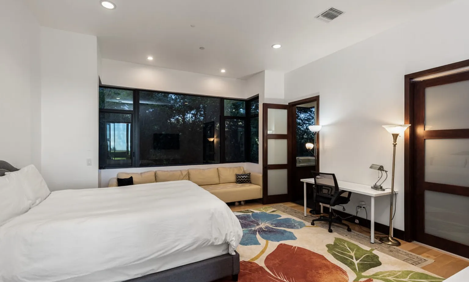 8 bed, 9000 sqft, $35,000 — Photo 2