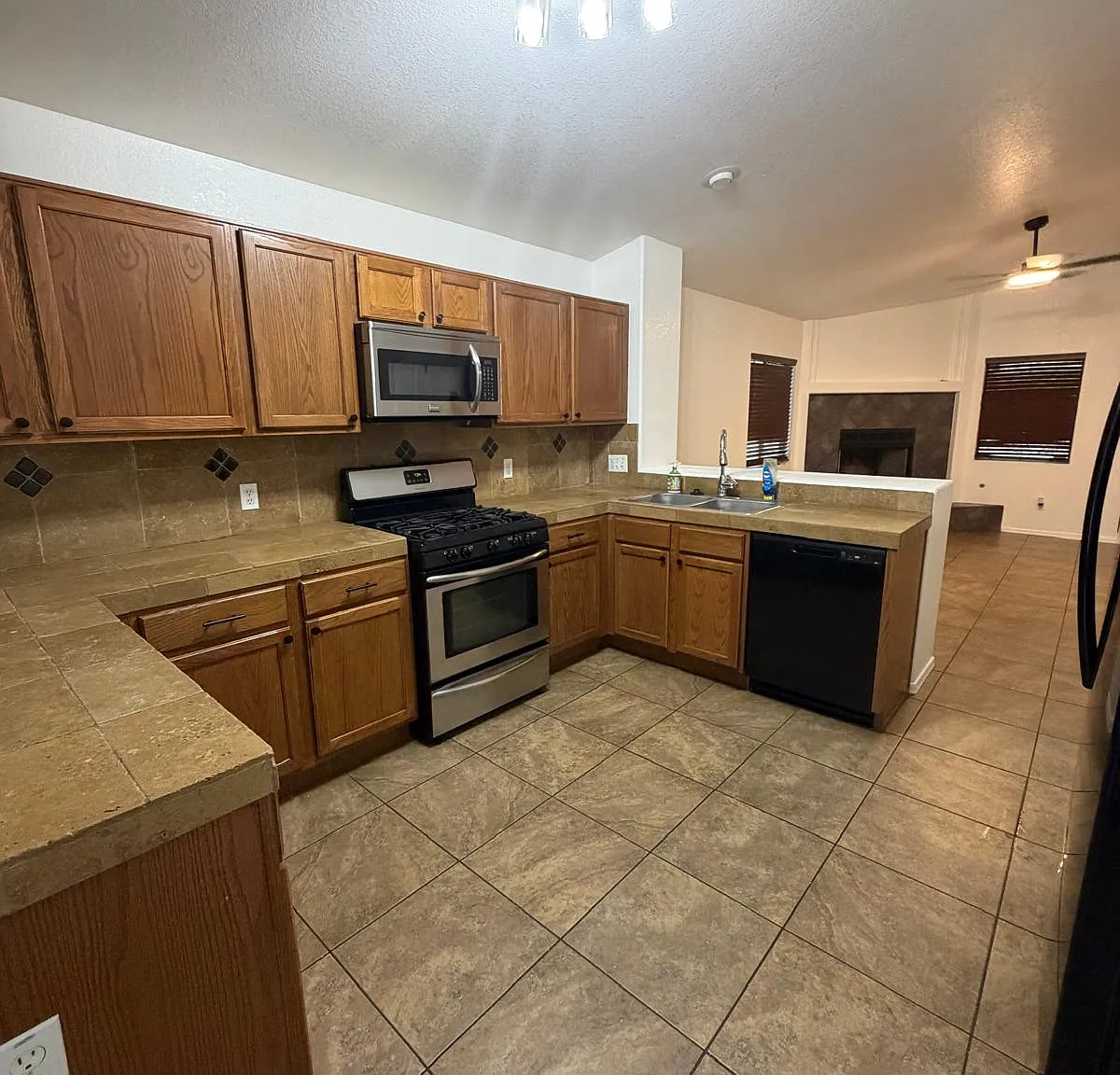 3 bed, 1297 sqft, $1,800 — Photo 3