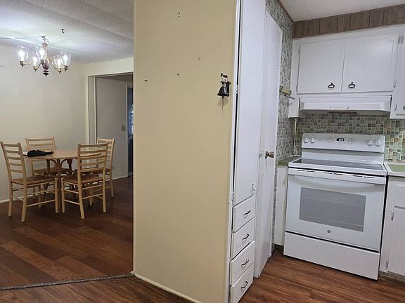 4th image of 15427 Lakeshore Villa St #35