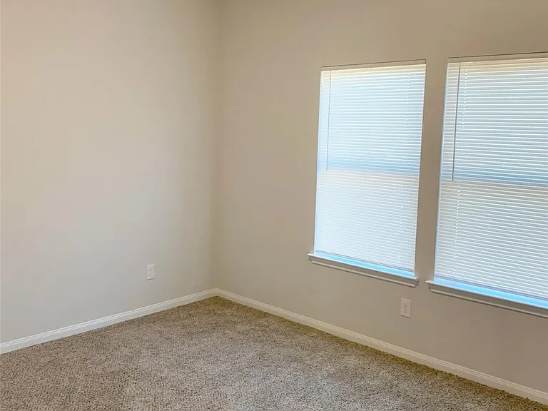 22423 Woodlake Rd — Photo 12