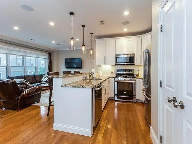 360 W 2nd St #1 — Photo 4