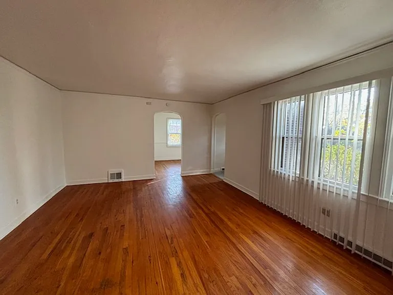 PM 242 - 1804 E 19th St — Photo 7