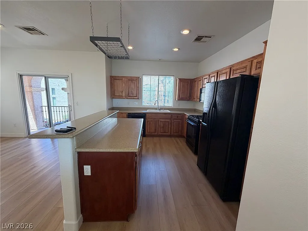 4 bed, 3.5 bath, 1983 sqft, $2,100 — Photo 3