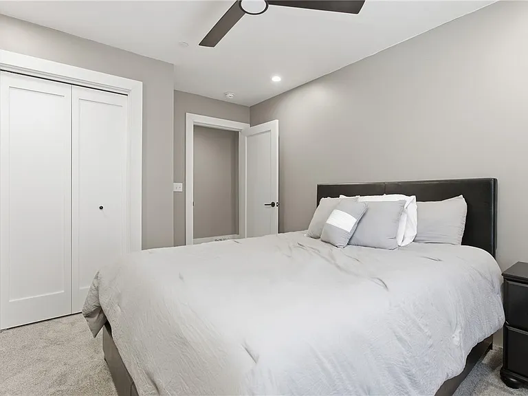 240 E Jefferson St — Photo 33
