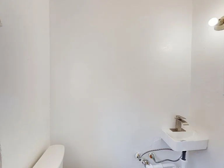 Classic 2 Bedroom Apt w/ Washer / Dryer in Great Downtown Complex! — Photo 53