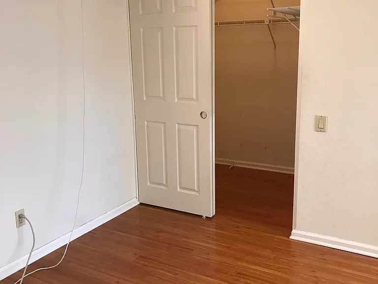 Guest room walking closet