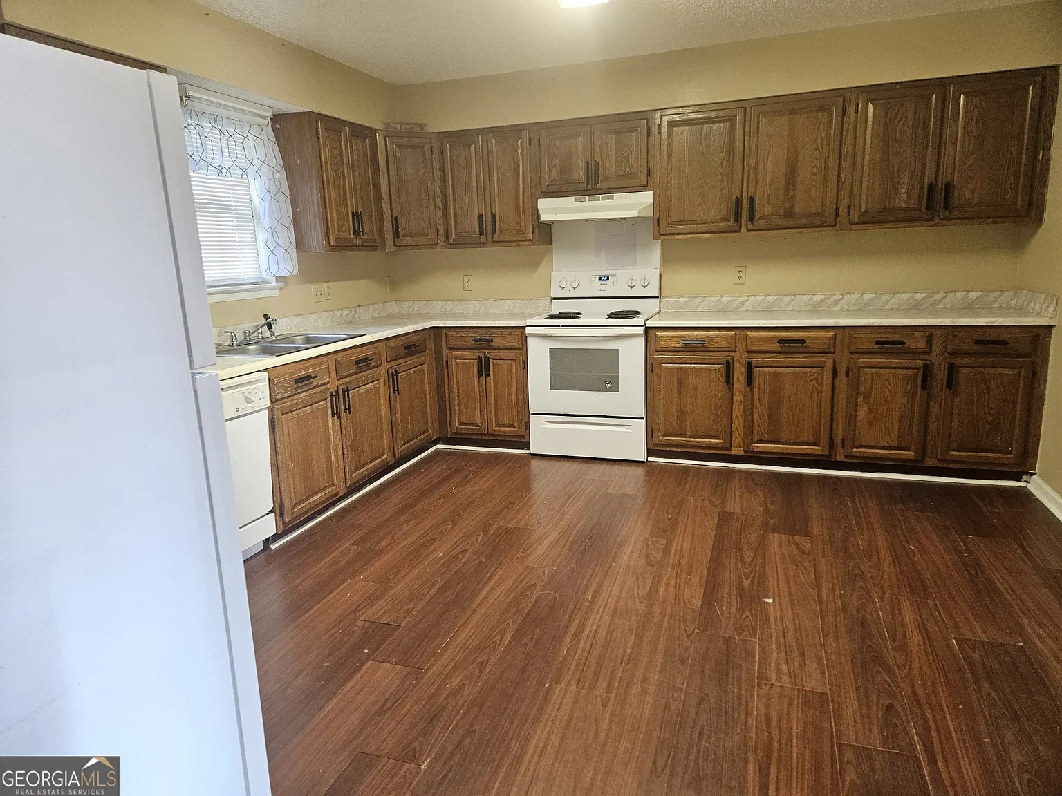 4 bed, 2.0 bath, 2500 sqft, $1,600 — Photo 4