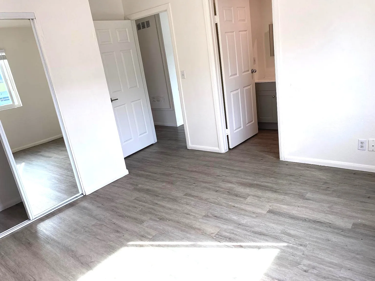 2 bed, 1200 sqft, $2,500 — Photo 2