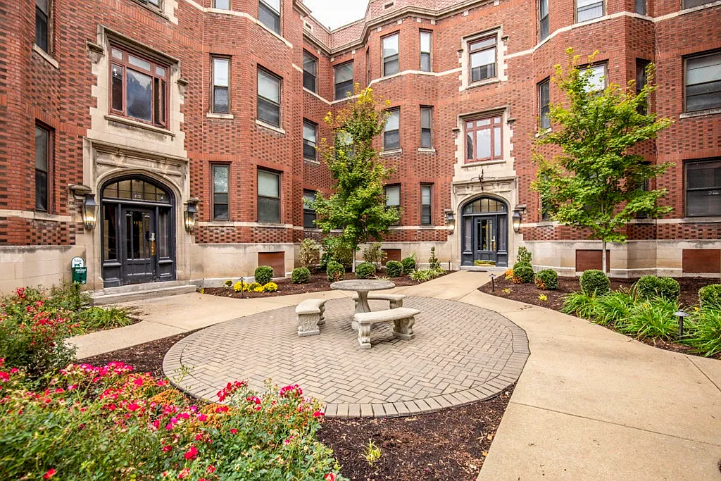 3 bed, $1,900 — Photo 2