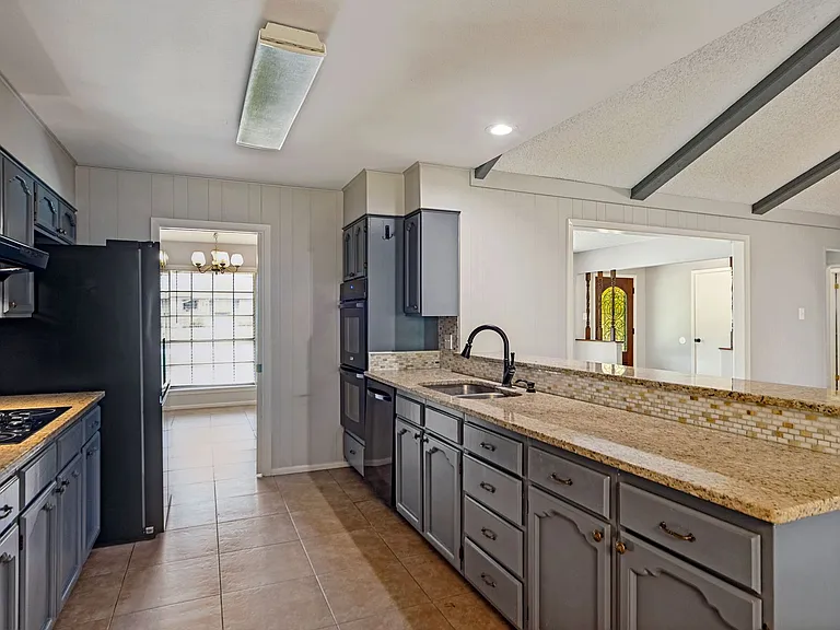 313 Sagecrest Dr — Photo 10
