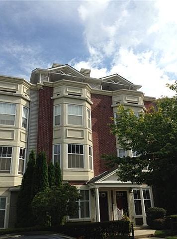 1st image of 7 Harbor Pointe Dr
