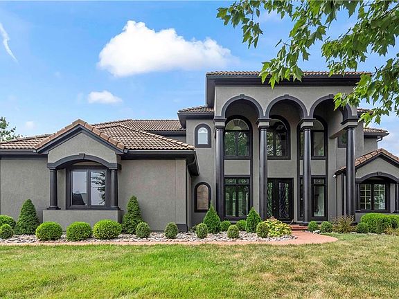 2nd image of 721 NE Lake Pointe Dr