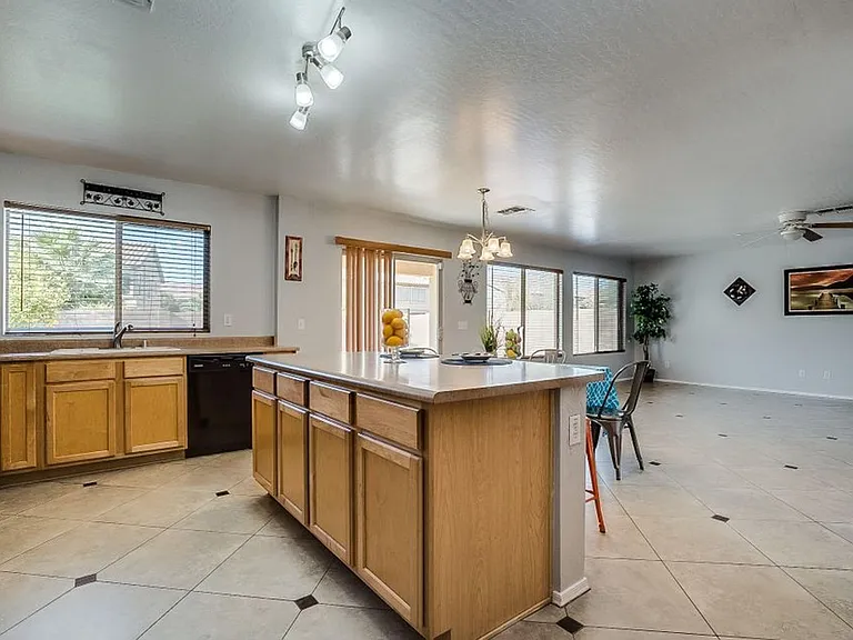 3116 W Pleasant Ln — Photo 12