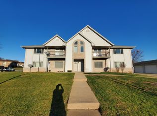 1344 Meadowcreek Dr APT 2, Pewaukee, WI 53072